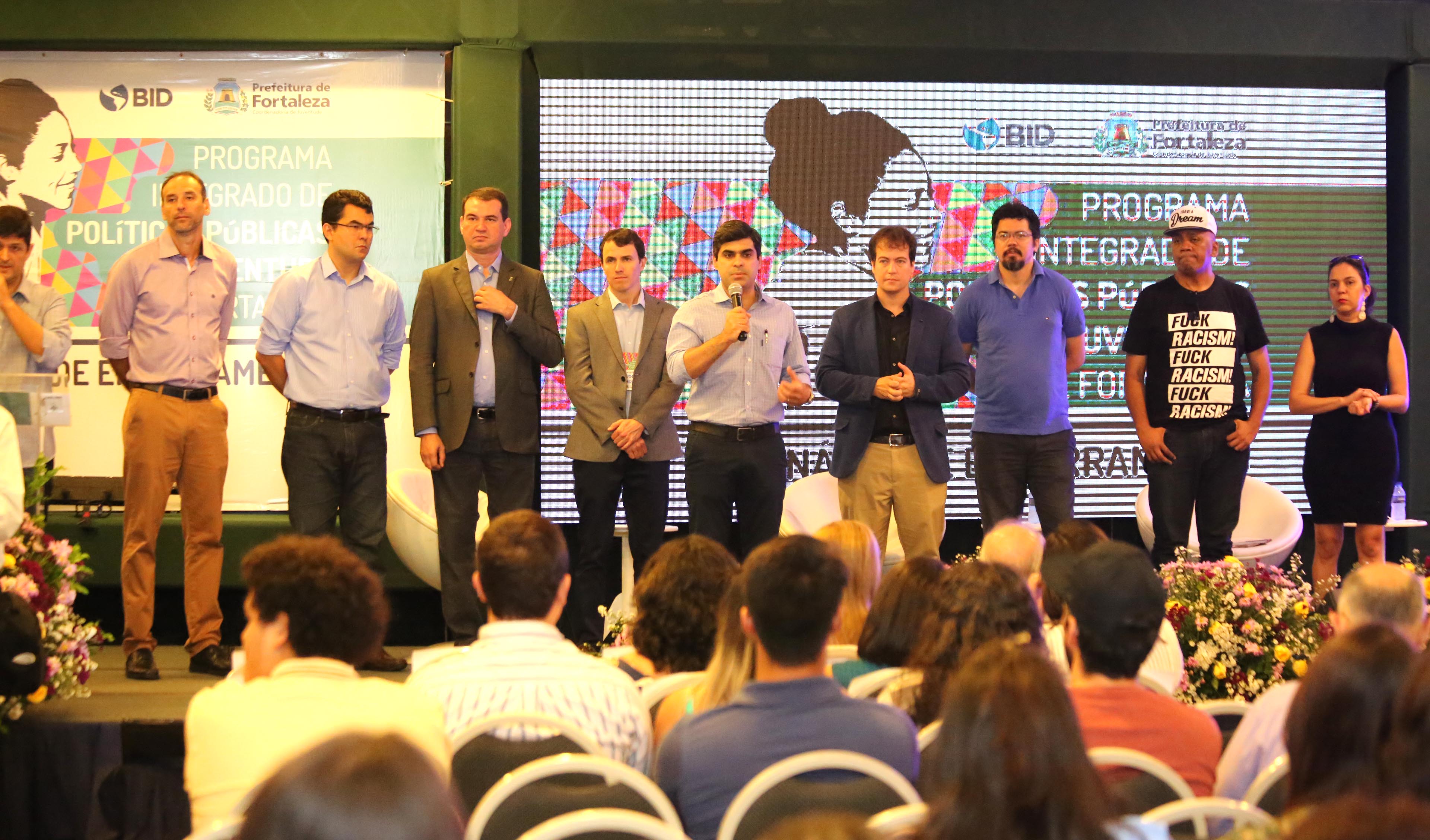 Participantes do Seminário em pé no palco